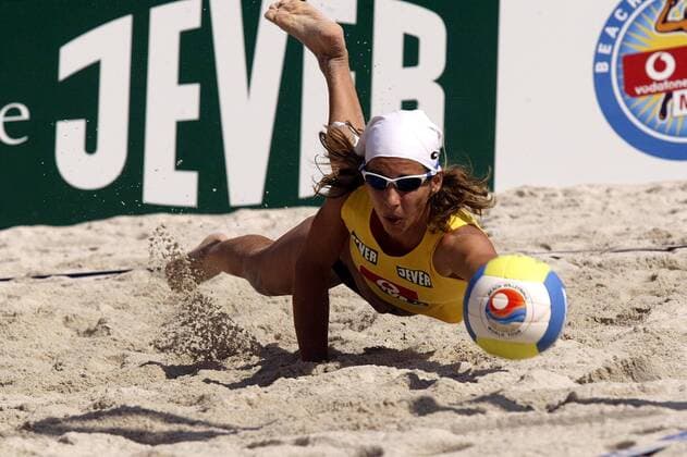 Danja Müsch (Deutschland SSC Vellmar) hechtet zur Ballannahme Beachvolleyball Damen Vodafone Masters 2003, Beach, Vdig Einzelbild Tegernsee Dynamik,