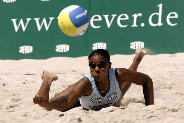Dalixia Fernandez Grasset (Kuba) hechtet zur Ballannahme Beachvolleyball Damen Vodafone Masters 2003, Beach, Vdig Einzelbild Tegernsee Dynamik,