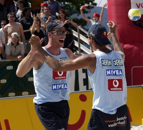 Christoph Dieckmann (li.) und Andreas Scheuerpflug (beide Deutschland beide VC Olympia Berlin) - Siegesjubel Beachvolleyball Herren Vodafone Masters 2003, Beach, Vdig Gruppe Tegernsee Begeisterung, Freude,