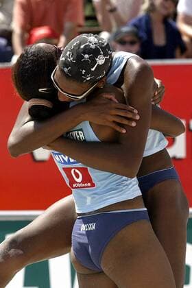 Tamara Larrea Peraza (re.) und Dalixia Fernandez Grasset (beide Kuba) - Siegesjubel Beachvolleyball Damen Vodafone Masters 2003, Beach, Vdig Gruppe Tegernsee Begeisterung, Freude,