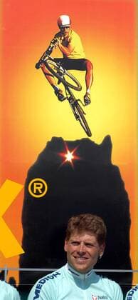 Jan Ullrich (Deutschland Bianchi) vor einem Poster eines Mountainbikers Radsport Herren Deutschlandtour 2003, Deutschland-Tour, Rundfahrt, Deutschlandrundfahrt, Vorstellung, Präsentation Einzelbild Dresden