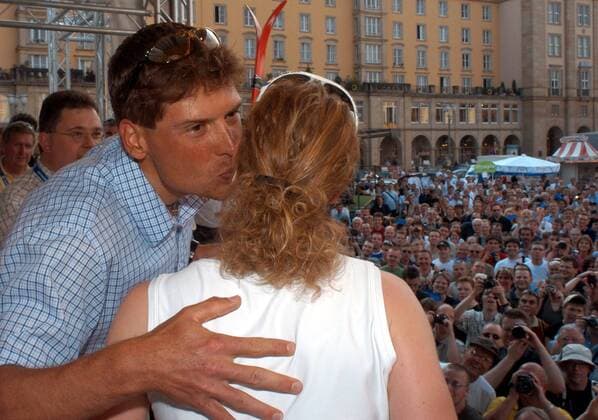 Jan Ullrich (Bianchi) küsst Skilangläuferin Evi Sachenbacher (beide Deutschland) während des Pressetermins zur Deutschland-Tour 2003 Radsport Herren Deutschlandtour 2003, Deutschland-Tour, Rundfahrt, Deutschlandrundfahrt, Gruppe Dresden