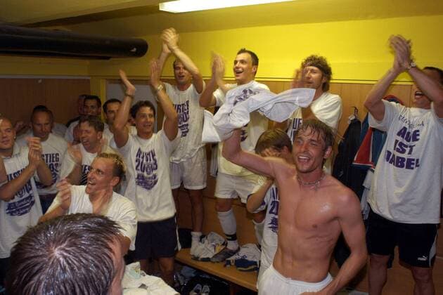 Thorsten Görke (re., Aue) feiert mit seinem Team in der Kabine den Aufstieg in Liga 2 Fußball Herren Regionalliga Nord 2002 2003, 3. Liga, Dresden - FC Erzgebirge Aue 1:4, Aufsteiger, Aufstieg, Gruppe Dresden Freude, Begeisterung,