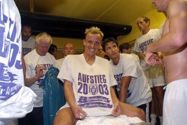 Kay-Uwe Jendrossek (Aue) zeigt sein T-Shirt: Aufstieg 2003 - 2. Liga wir kommen Fußball Herren Regionalliga Nord 2002 2003, 3. Liga, Dresden - FC Erzgebirge Aue 1:4, Aufsteiger, Aufstieg, Einzelbild Dresden Freude,