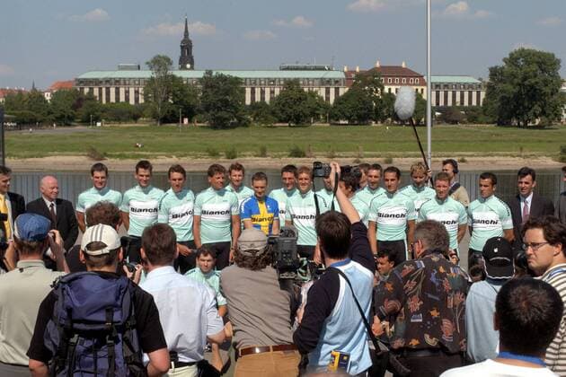 Mannschaftsfoto Bianchi, v. li.: Manager Jacques Hanegraaf, Sportlicher Direktor Rudy Pevenage, Tobias Steinhauser, Torsten Rund, Andre Korff, Steffen Radochla (vorn), Jan Ullrich, xx, Stefan Adamsson, Raphael Schweda, Christoph von Kleinsorgen, xx... Radsport Herren Deutschlandtour 2003, Deutschland-Tour, Rundfahrt, Deutschlandrundfahrt, Vorstellung, Präsentation Totale Pressetermin Dresden