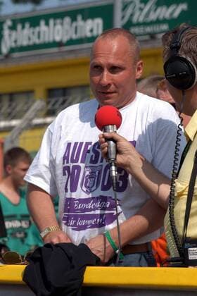 Helge Leonhardt (Aue) - stellvertretender Aufsichtsratsvorsitzender im Interview für Radio Erzgebirge Fußball Herren Regionalliga Nord 2002 2003, 3. Liga, Dresden - FC Erzgebirge Aue 1:4, Aufsteiger, Aufstieg, Einzelbild Dresden