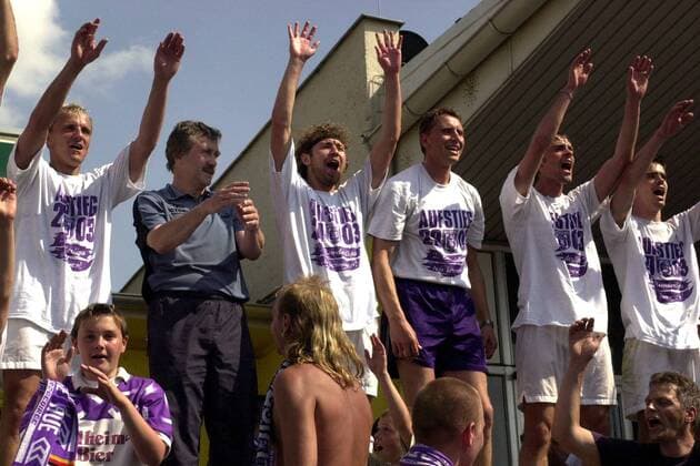 Mannschaftsjubel Aue, v.li.: Kay-Uwe Jendrossek, Trainer Gerd Schädlich, Marco Kurth, xxx, Thorsten Görke, Jörg Emmerich Fußball Herren Regionalliga Nord 2002 2003, 3. Liga, Dresden - FC Erzgebirge Aue 1:4, Aufsteiger, Aufstieg, Gruppe Dresden Freude,