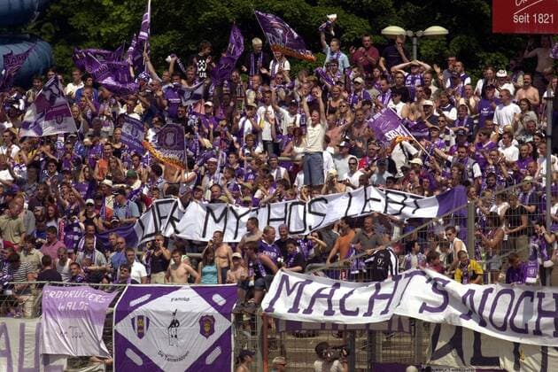 Aue-Fans bejubeln den Aufstieg: Der Mythos lebt Fußball Herren Regionalliga Nord 2002 2003, 3. Liga, Dresden - FC Erzgebirge Aue 1:4, Aufstieg, Aufsteiger, Totale Dresden Freude, Begeisterung,