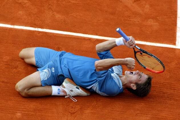 Tommy Robredo (Spanien) - Siegesjubel Tennis Damen French Open 2003, ATP-Tour, Grand Slam, Sand, Sandplatz, Sandplatztennis, Sandplatzturnier, Einzelbild Roland Garros Paris Freude, Begeisterung,  