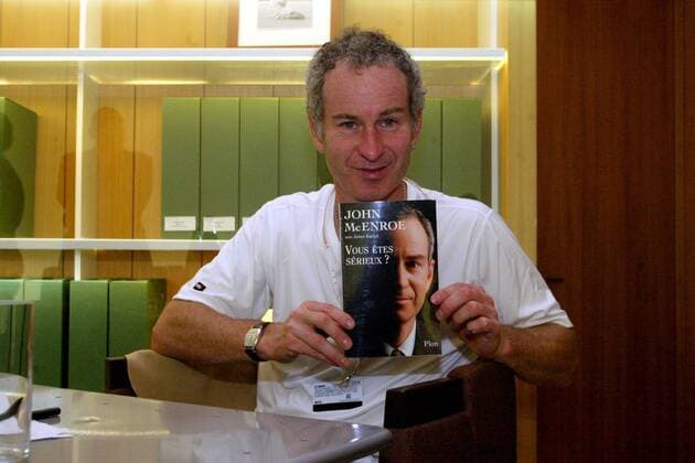 John McEnroe (USA) mit der französischen Ausgabe Vous Etes Serieux, seines Buches You Cannot Be Serious Tennis Damen French Open 2003, ATP-Tour, Grand Slam, Einzelbild Roland Garros Paris  