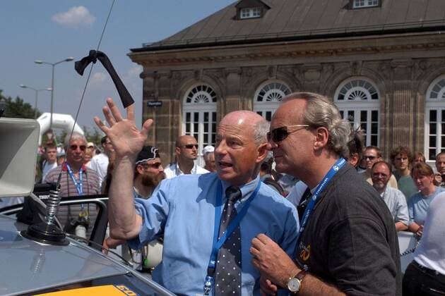 Rennleiter Roland Hofer (Deutschland, li.) befestigt nach dem Todesfall von Fabrice Salanson (Frankreich Brioches la Boulangere) eine schwarze Schleife an die Antenne des Begleitwagens, re. Medienkoordinator Christian Hinzpeter (Deutschland) Radsport Herren Deutschlandtour 2003, Deutschland-Tour, Straßenradsport, Straße, Rad Gruppe Trauerflor Dresden