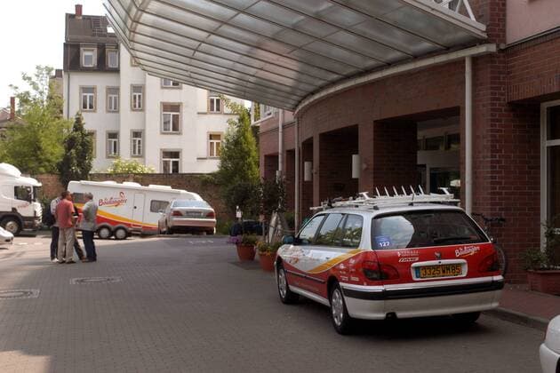 Das Teamfahrzeug von Brioches la Boulangere steht nach dem Todesfall von Fabrice Salanson (Frankreich Brioches la Boulangere) verwaist vor dem Hotel Radsport Herren Deutschlandtour 2003, Deutschland-Tour, Straßenradsport, Straße, Rad Einzelbild Trauerflor Dresden