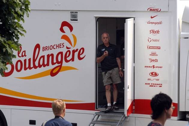 Ein Mitarbeiter vom Team Brioches la Boulangere steht nach dem plötzlichen Tod von Fabrice Salanson (Frankreich Brioches la Boulangere) traurig in der Eingangstür des Team-Trucks Radsport Herren Deutschlandtour 2003, Deutschland-Tour, Straßenradsport, Straße, Rad Totale Trauerflor Dresden Enttäuschung,