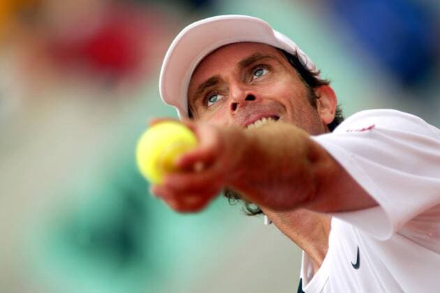 Felix Mantilla (Spanien) - Aufschlag Tennis Herren French Open 2003, Grand Slam, ATP-Tour, Vdig, Einzelbild Paris Roland Garros  