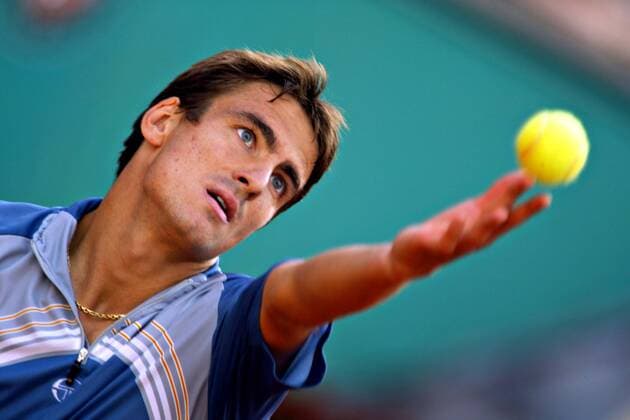 Tommy Robredo (Spanien) - Aufschlag Tennis Herren French Open 2003, Grand Slam, ATP-Tour, Vdig, Einzelbild Paris Roland Garros  