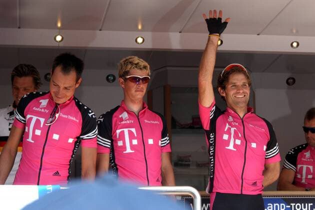Vorstellung des Team Telekom v. re.: Santiago Botero (Kolumbien), Paolo Savoldelli (Italien) und Erik Zabel (Deutschland) Radsport Herren Deutschlandtour 2003, Deutschland-Tour, Deutschlandrundfahrt, Rundfahrt, Vdig, Gruppe Dresden