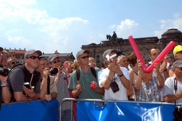 Gut gelaunte Radsportfans am Straßenrand während des Auftakts der Deutschlandtour Radsport Herren Deutschlandtour 2003, Deutschland-Tour, Deutschlandrundfahrt, Rundfahrt, Vdig, Gruppe Dresden Begeisterung
