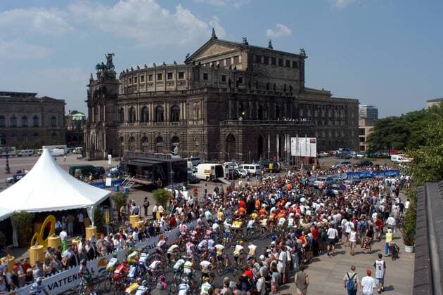 Start der Deutschlandtour 2003 vor der Dresdner Semperoper Radsport Herren Deutschlandtour 2003, Deutschland-Tour, Deutschlandrundfahrt, Rundfahrt, Vdig, Totale Dresden