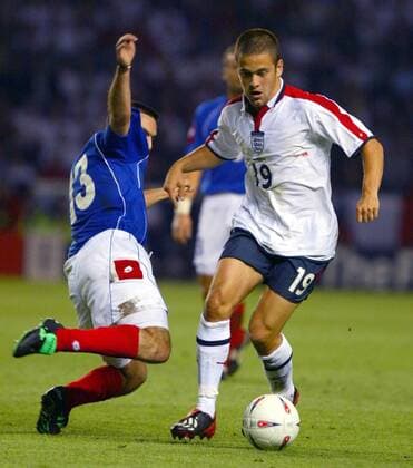 Joe Cole (re., England) gegen Brnovic (Serbien und Montenegro) Fußball Länderspiel Herren Länderspiel 2003, Freundschaftsspiel, Test, Testspiel, Nationalmannschaft, Nationalteam, Gruppe Leicester Dynamik,