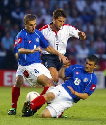 Frank Lampard (Mitte, England) gegen Nemanja Vidic (li.) und Slobodan Markovic (beide Serbien und Montenegro) Fußball Länderspiel Herren Länderspiel 2003, Freundschaftsspiel, Test, Testspiel, Nationalmannschaft, Nationalteam, Gruppe Leicester Dynamik, Kampf,
