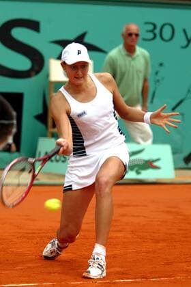 Nadia Petrova (Rußland) - Vorhand Tennis Damen French Open 2003, Grand Slam, WTA-Tour, Sand, Sandplatz, Sandplatztennis, Sandplatzturnier Einzelbild Roland Garros Paris Dynamik,  