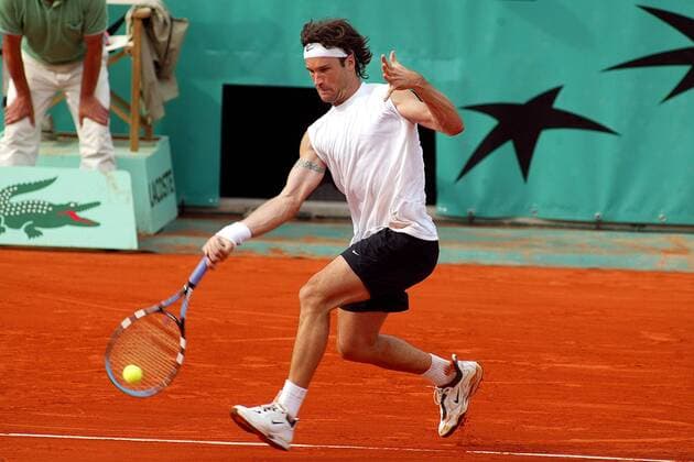 Carlos Moya (Spanien) - Vorhand Tennis Herren French Open 2003, Grand Slam, ATP-Tour, Sand, Sandplatz, Sandplatztennis, Sandplatzturnier Einzelbild Roland Garros Paris Dynamik,  