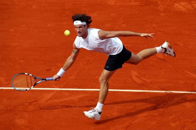 Carlos Moya (Spanien) - Vorhandvolley Tennis Herren French Open 2003, Grand Slam, ATP-Tour, Sand, Sandplatz, Sandplatztennis, Sandplatzturnier Einzelbild Roland Garros Paris Dynamik,  