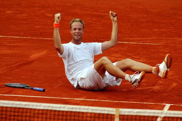Martin Verkerk (Niederlande) - Siegesjubel im Sitzen Tennis Herren French Open 2003, Grand Slam, ATP-Tour, Sand, Sandplatz, Sandplatztennis, Sandplatzturnier Einzelbild Roland Garros Paris Freude, Begeisterung,  