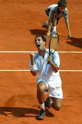 Albert Costa (Spanien) - Siegesjubel Tennis Herren French Open 2003, Grand Slam, ATP-Tour, Sand, Sandplatz, Sandplatztennis, Sandplatzturnier, Vdig Einzelbild Roland Garros Paris Begeisterung, Freude,  