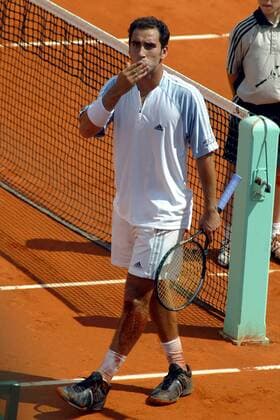 Albert Costa (Spanien) verteilt Handküsse Tennis Herren French Open 2003, Grand Slam, ATP-Tour, Sand, Sandplatz, Sandplatztennis, Sandplatzturnier, Vdig Einzelbild Roland Garros Paris Freude,  