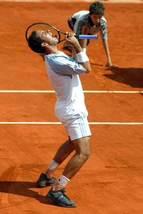 Albert Costa (Spanien) - Siegesjubel Tennis Herren French Open 2003, Grand Slam, ATP-Tour, Sand, Sandplatz, Sandplatztennis, Sandplatzturnier, Vdig Einzelbild Roland Garros Paris Begeisterung, Freude,  
