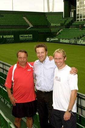 Turnierdirektor Ralf Weber (Mitte, Gerry Weber Management & Event GmbH) mit Rainer Schüttler (re.) und dessen Trainer Dirk Hordorff (alle Deutschland) Tennis Herren Gerry Weber Open 2003, ATP-Tour, Rasen, Rasenplatz, Rasentennis, Rasenturnier, Vdig Gruppe Halle Westfalen