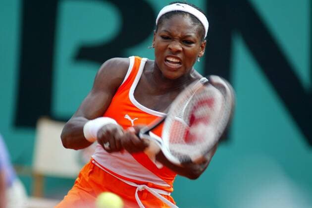 Serena Williams (USA) - beidhändige Rückhand Tennis Damen French Open 2003, Grand Slam, WTA-Tour, Sand, Sandplatz, Sandplatztennis, Sandplatzturnier, Einzelbild Paris Dynamik,  