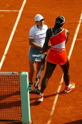 Serena Williams (USA, re.) und Justine Henin-Hardenne (Belgien) - shakehands nach dem Spiel Tennis Damen French Open 2003, Grand Slam, WTA-Tour, Sand, Sandplatz, Sandplatztennis, Sandplatzturnier, Gruppe Paris  