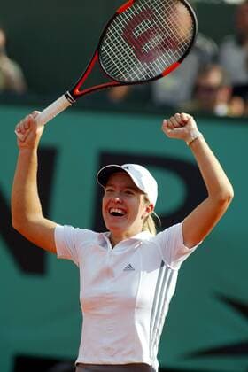 Justine Henin-Hardenne (Belgien) bejubelt ihren Finaleinzug Tennis Damen French Open 2003, Grand Slam, WTA-Tour, Sand, Sandplatz, Sandplatztennis, Sandplatzturnier, Einzelbild Paris Freude, Begeisterung,  