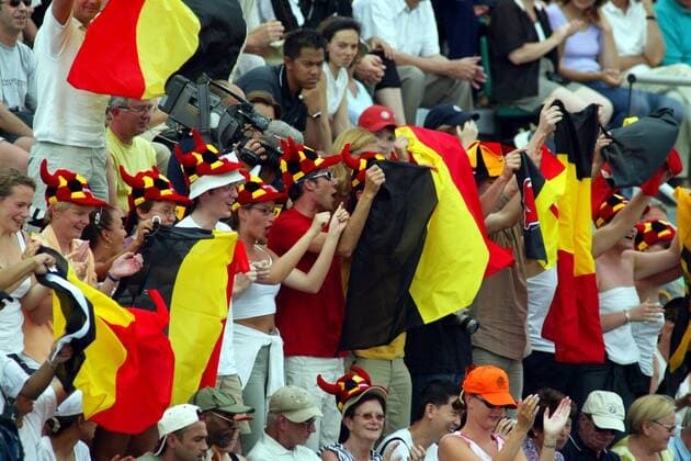 Belgische Tennisfans bejubeln den Finaleinzug von Kim Clijsters Tennis Damen French Open 2003, Grand Slam, WTA-Tour, Totale Paris Freude, Begeisterung,  