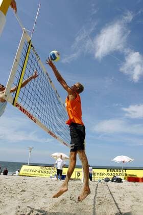 Niklas Rademacher (TSV Giessen Deutschland) mit einem Block vor himmlischer Kulisse Beachvolleyball Herren RenaultBeach Cup 2003, White Sands Festival, Beach, Vdig Totale Norderney