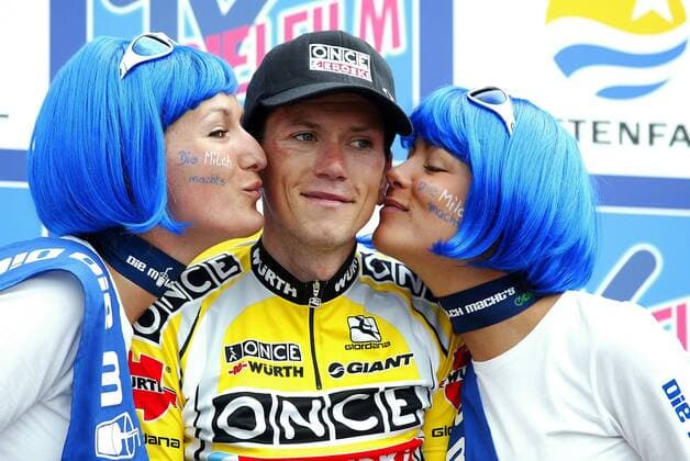 Etappensieger Jose Azevedo (Portugal ONCE-Eroski) - Siegerküßchen von zwei Hostessen Radsport Herren Deutschlandtour 2003, Deutschland-Tour, Deutschlandrundfahrt, Rundfahrt, Straßenradsport, Rad, Vdig Gruppe 5. Etappe, Ravensburg - Feldberg