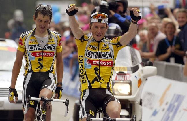 Etappensieger Jose Azevedo (re., Portugal) vor Igor Gonzalez de Galdeano (Spanien beide ONCE-Eroski) im Ziel Radsport Herren Deutschlandtour 2003, Deutschland-Tour, Deutschlandrundfahrt, Rundfahrt, Straßenradsport, Rad, Vdig Gruppe 5. Etappe, Ravensburg - Feldberg Freude, Begeisterung,