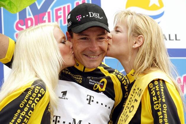 Erik Zabel (Deutschland Team Telekom) - Küßchen für den besten Sprinter Radsport Herren Deutschlandtour 2003, Deutschland-Tour, Deutschlandrundfahrt, Rundfahrt, Straßenradsport, Rad, Vdig Gruppe 5. Etappe, Ravensburg - Feldberg Freude, Begeisterung,
