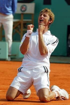 Juan Carlos Ferrero (Spanien) - Siegesjubel Tennis Herren French Open 2003, Grand Slam, ATP-Tour, Finale, Sand, Sandplatz, Sandplatztennis, Sandplatzturnier, Einzelbild Roland Garros Paris Glück, Begeisterung, Freude,
