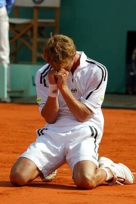 Juan Carlos Ferrero (Spanien) - Siegesjubel Tennis Herren French Open 2003, Grand Slam, ATP-Tour, Finale, Sand, Sandplatz, Sandplatztennis, Sandplatzturnier, Einzelbild Roland Garros Paris Glück, Begeisterung, Freude,