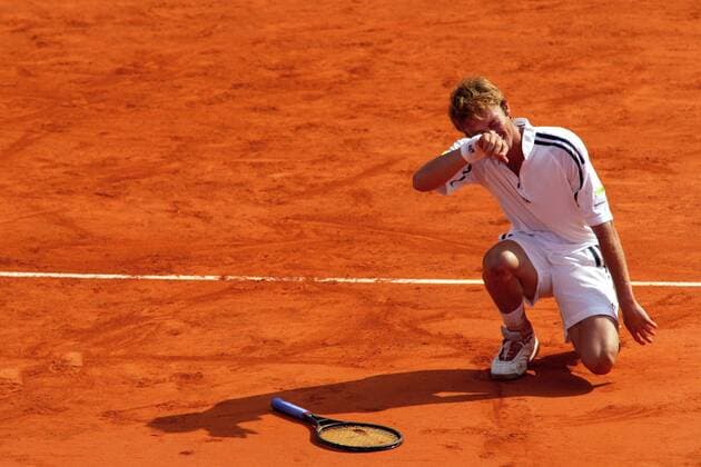 Juan Carlos Ferrero (Spanien) - Siegesjubel Tennis Herren French Open 2003, Grand Slam, ATP-Tour, Finale, Sand, Sandplatz, Sandplatztennis, Sandplatzturnier, Einzelbild Roland Garros Paris Glück Freude,  