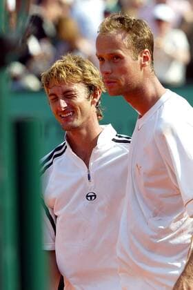 Martin Verkerk (vorn, Niederlande) und Juan-Carlos Ferrero (Spanien) bei der Siegerehrung; der Spanier gewann das Endspiel gegen den Niederländer glatt in drei Sätzen - 6:1, 6:3, 6:2 Tennis Herren French Open 2003, Grand Slam, ATP-Tour, Finale, Sand, Sandplatz, Sandplatztennis, Sandplatzturnier, Gruppe Roland Garros Paris