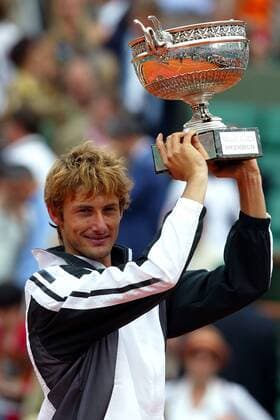 Juan-Carlos Ferrero (Spanien) präsentiert den Pokal der French Open Tennis Herren French Open 2003, Grand Slam, ATP-Tour, Finale, Sand, Sandplatz, Sandplatztennis, Sandplatzturnier, Einzelbild Roland Garros Paris  