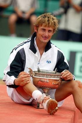 Juan-Carlos Ferrero (Spanien) präsentiert den Pokal der French Open Tennis Herren French Open 2003, Grand Slam, ATP-Tour, Finale, Sand, Sandplatz, Sandplatztennis, Sandplatzturnier, Einzelbild Roland Garros Paris Freude,  