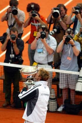 Juan-Carlos Ferrero (Spanien) küßt den Pokal der French Open Tennis Herren French Open 2003, Grand Slam, ATP-Tour, Finale, Sand, Sandplatz, Sandplatztennis, Sandplatzturnier, Gruppe Roland Garros Paris Begeisterung, Freude,