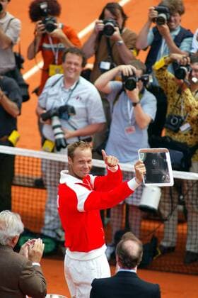 Martin Verkerk (Niederlande) präsentiert den Teller für den zweiten Platz Tennis Herren French Open 2003, Grand Slam, ATP-Tour, Finale, Sand, Sandplatz, Sandplatztennis, Sandplatzturnier, Gruppe Roland Garros Paris  