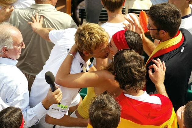 Juan Carlos Ferrero (Spanien) genießt sichtlich seinen Erfolg - Siegerküsse für den French Open Sieger Tennis Herren French Open 2003, Grand Slam, ATP-Tour, Finale, Sand, Sandplatz, Sandplatztennis, Sandplatzturnier, Gruppe Roland Garros Paris Begeisterung, Freude,