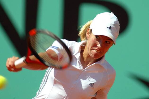 Justine Henin-Hardenne (Belgien) - Rückhand Tennis Damen French Open 2003, Grand Slam, WTA-Tour, Sand, Sandplatz, Sandplatztennis, Sandplatzturnier, Finale Einzelbild Roland Garros Paris Dynamik,  